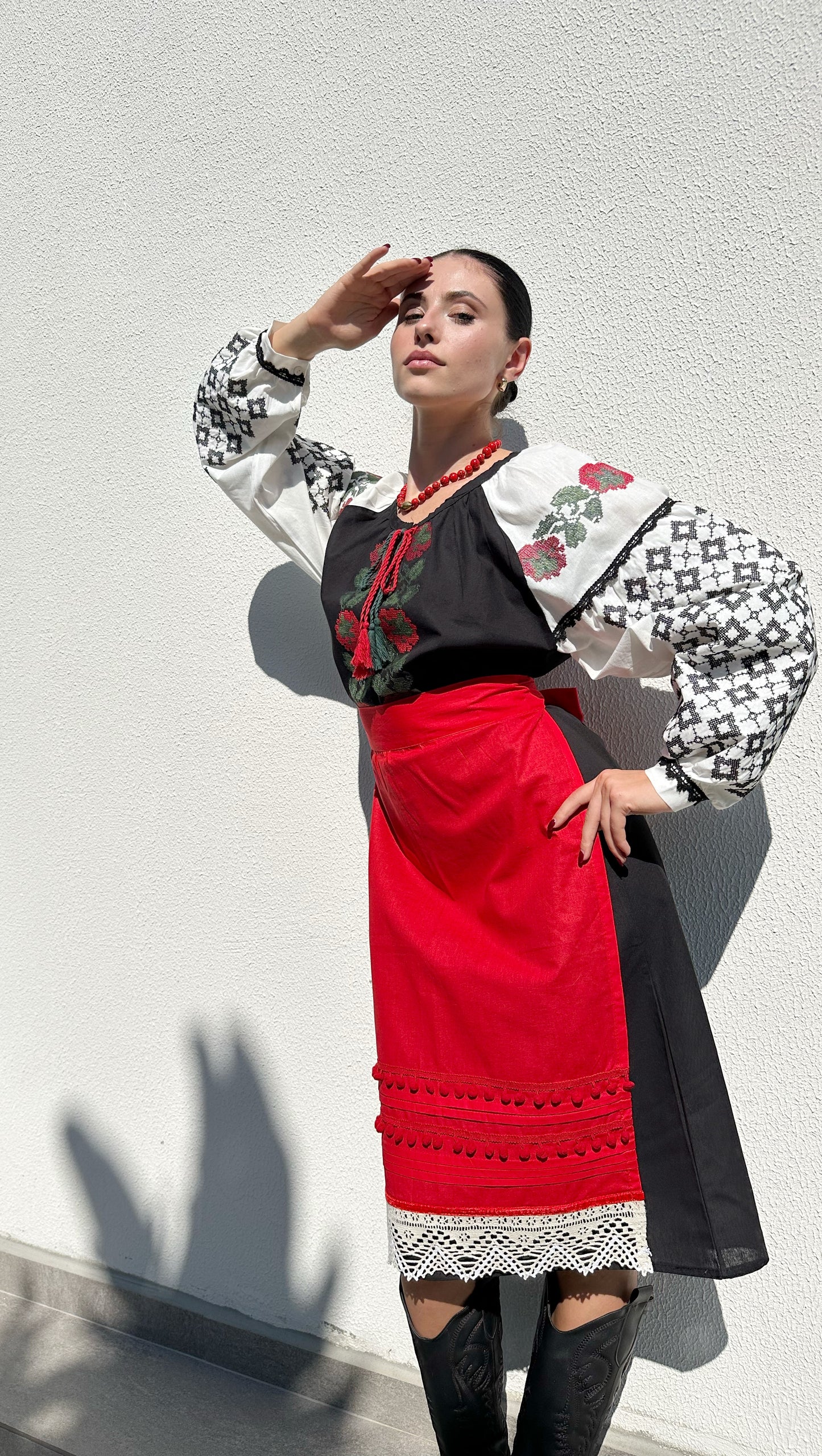 Червоний фартух у бохо-стилі "Кармін" / поясний аксесуар з бавовняним мереживом та помпонами.