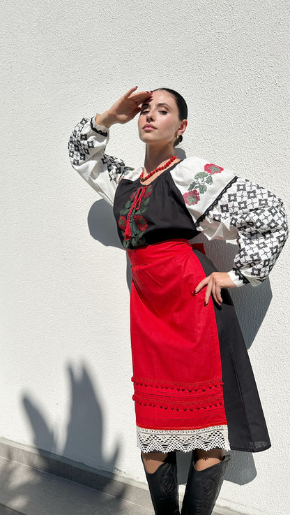 Червоний фартух у бохо-стилі "Кармін" / поясний аксесуар з бавовняним мереживом та помпонами.