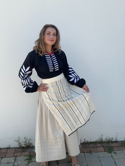 Ivory lace Apron “Tender Chord”