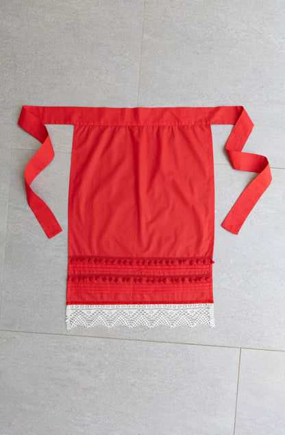 Червоний фартух у бохо-стилі "Кармін" / поясний аксесуар з бавовняним мереживом та помпонами.