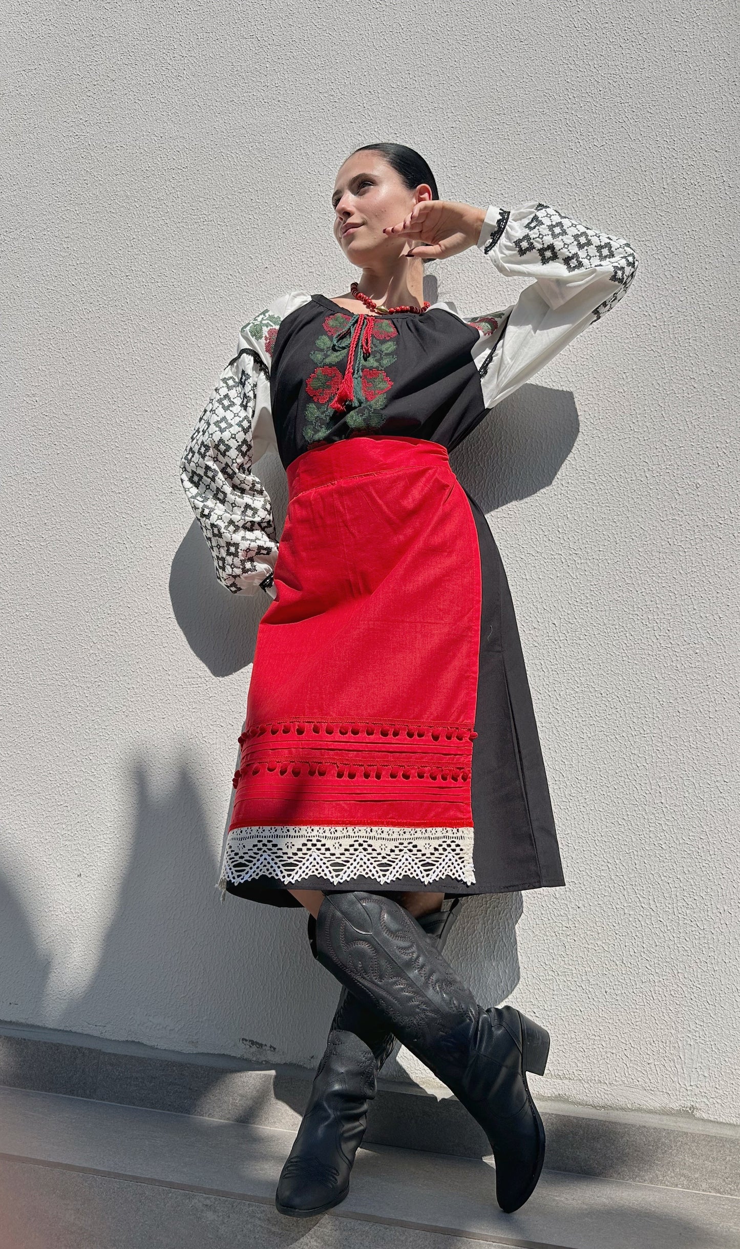 Червоний фартух у бохо-стилі "Кармін" / поясний аксесуар з бавовняним мереживом та помпонами.