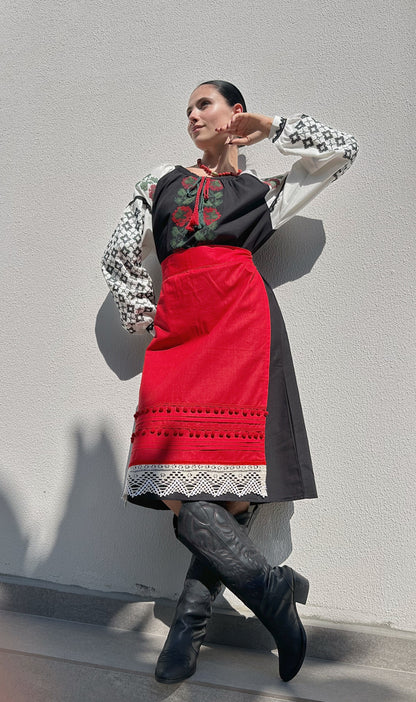 Червоний фартух у бохо-стилі "Кармін" / поясний аксесуар з бавовняним мереживом та помпонами.