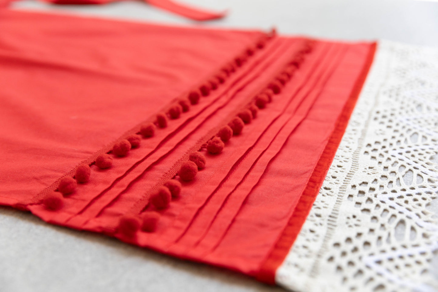 Червоний фартух у бохо-стилі "Кармін" / поясний аксесуар з бавовняним мереживом та помпонами.