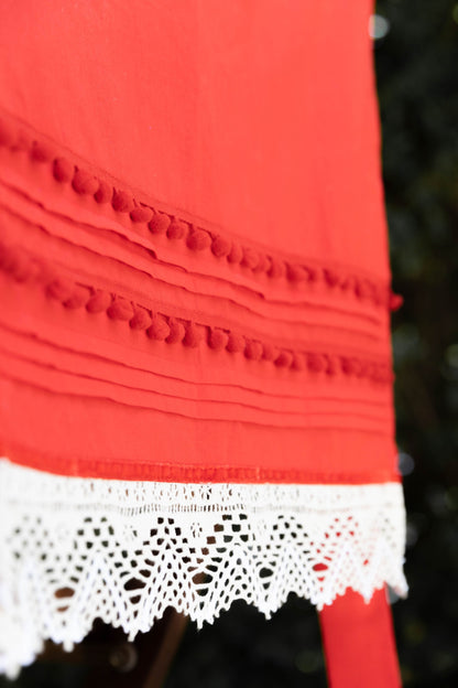 Червоний фартух у бохо-стилі "Кармін" / поясний аксесуар з бавовняним мереживом та помпонами.