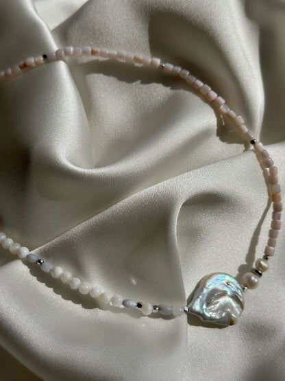 Delicate Mother-of-Pearl Necklace Perla Viva with Baroque Pearl
