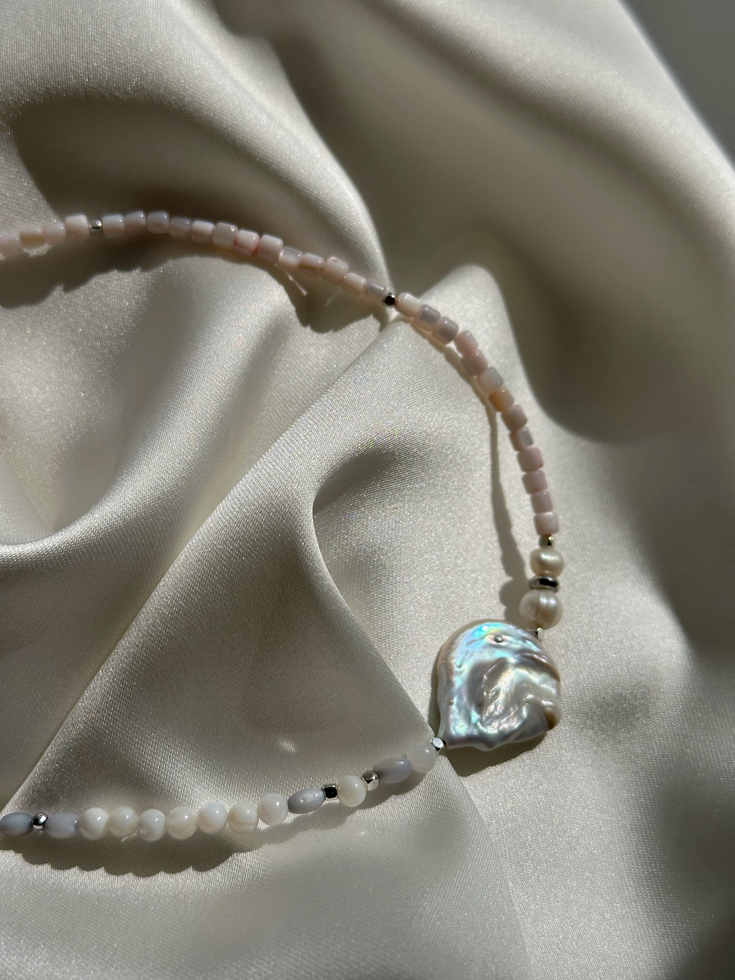 Delicate Mother-of-Pearl Necklace Perla Viva with Baroque Pearl