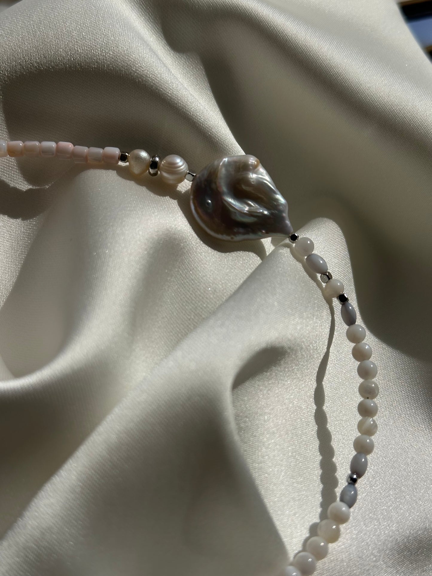 Delicate Mother-of-Pearl Necklace Perla Viva with Baroque Pearl