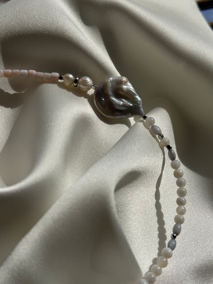 Delicate Mother-of-Pearl Necklace Perla Viva with Baroque Pearl