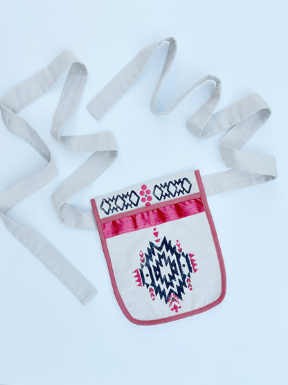 Ладунка “Жива Лінія” – Бежева Льняна Поясна Сумка з Вибійкою та Оксамитовою Стрічкою