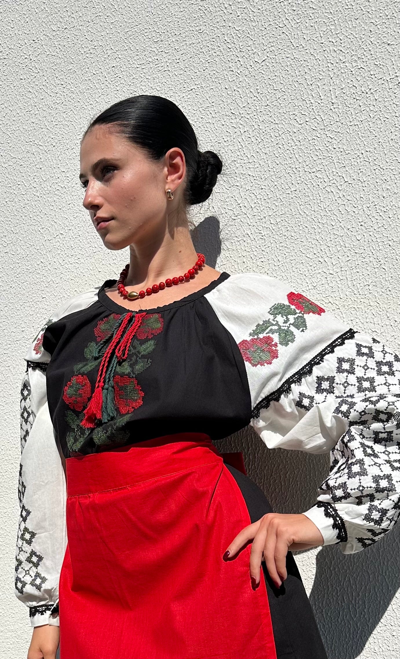 Rosehip Grace Necklace – Red Howlite Choker with Traditional Rosehip-Shaped Bead | Ethnic Jewelry by Goya Concept