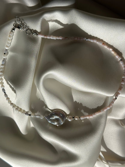 Delicate Mother-of-Pearl Necklace Perla Viva with Baroque Pearl
