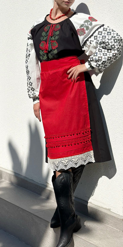 Червоний фартух у бохо-стилі "Кармін" / поясний аксесуар з бавовняним мереживом та помпонами.