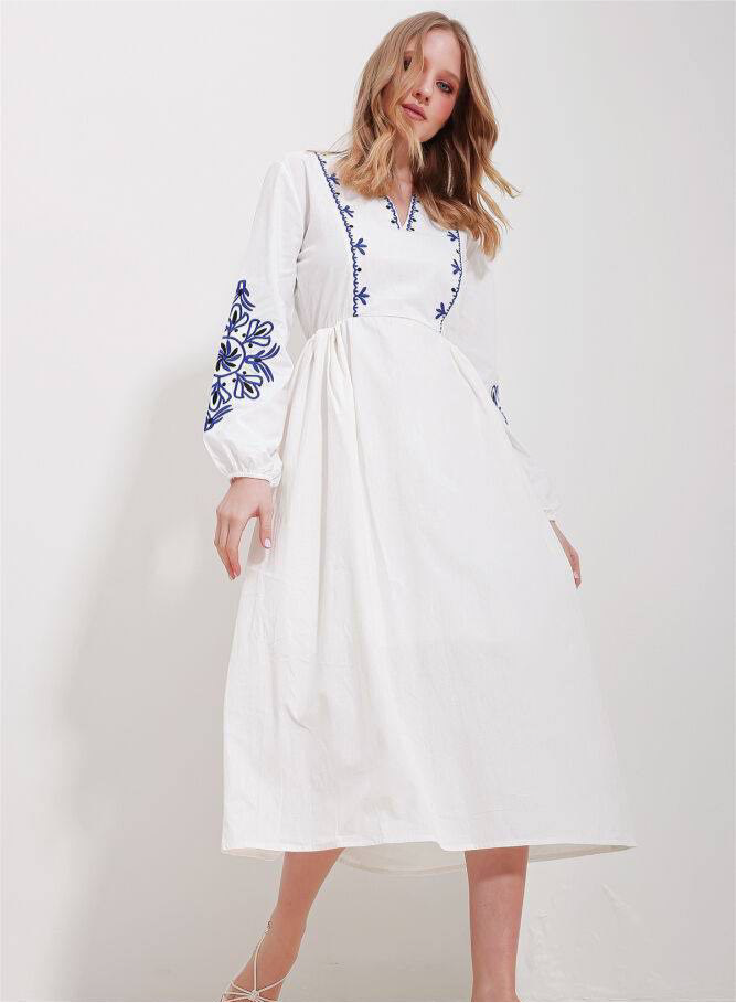 Enchanting Dress "Chornobryvtsi"
