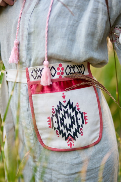 Ладунка “Жива Лінія” – Бежева Льняна Поясна Сумка з Вибійкою та Оксамитовою Стрічкою