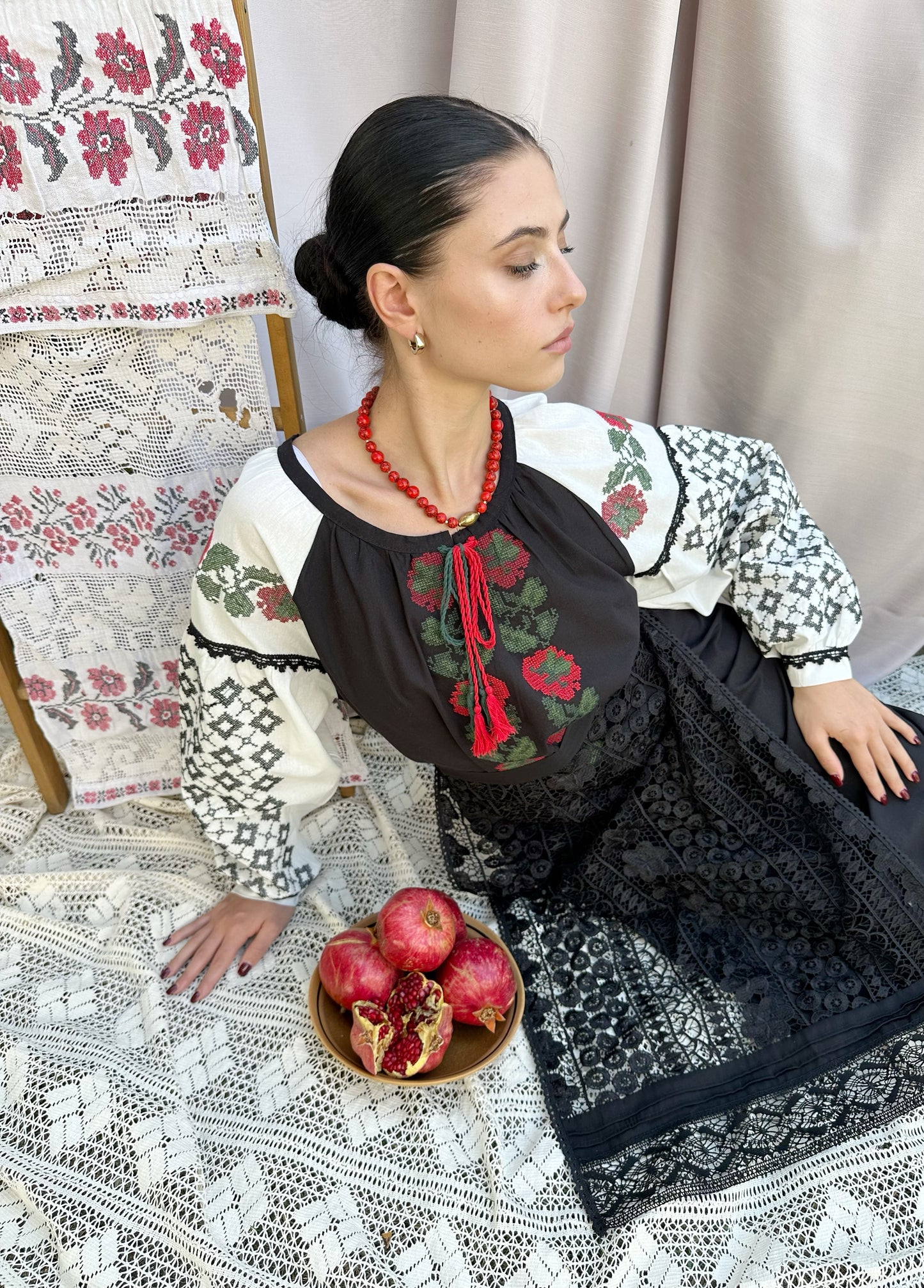 Чорний мереживний фартух "Галактика"