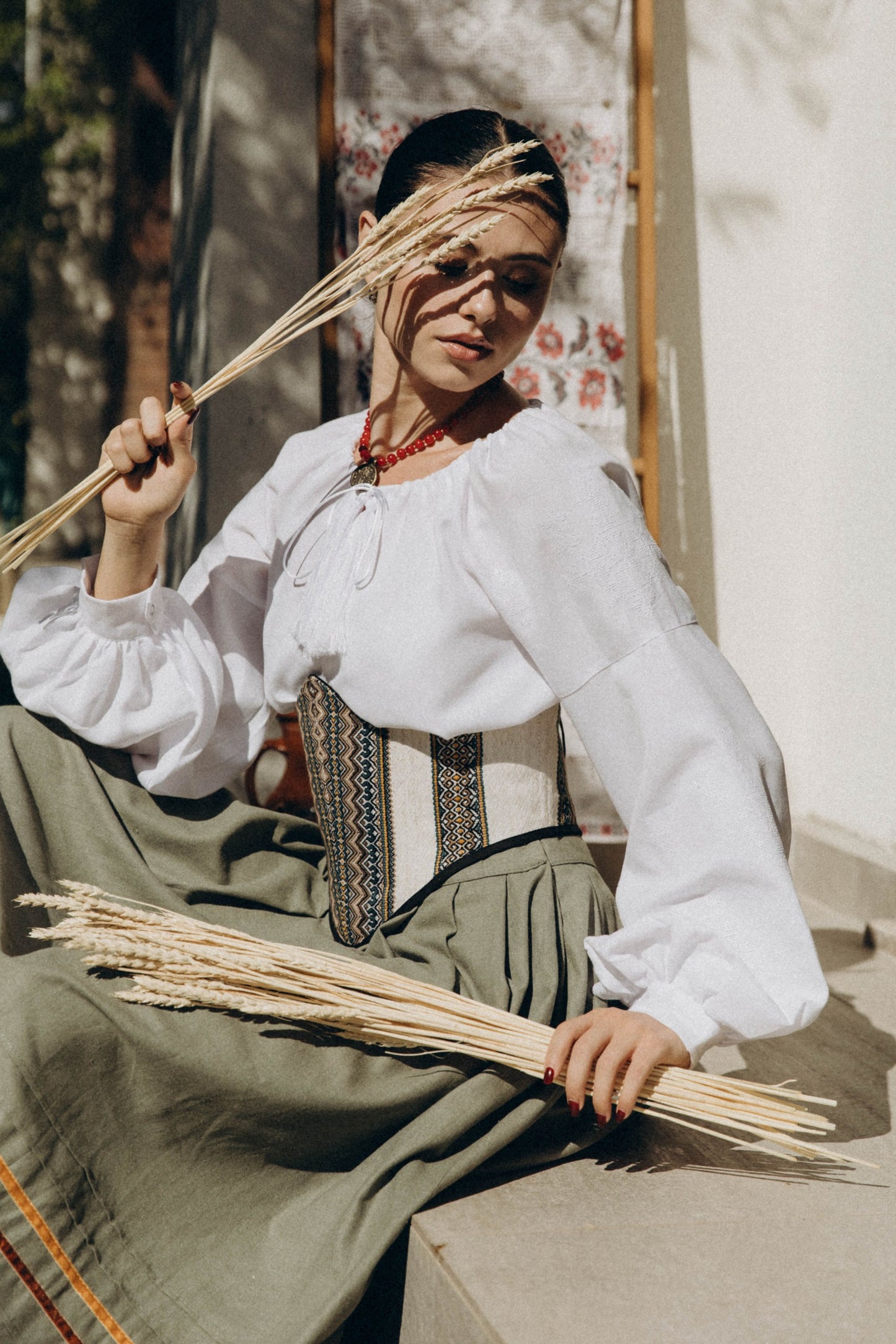 Двостороння жакардова корсетна стрічка "Бурштиновий ліс" – етнічний аксесуар для талії з льону