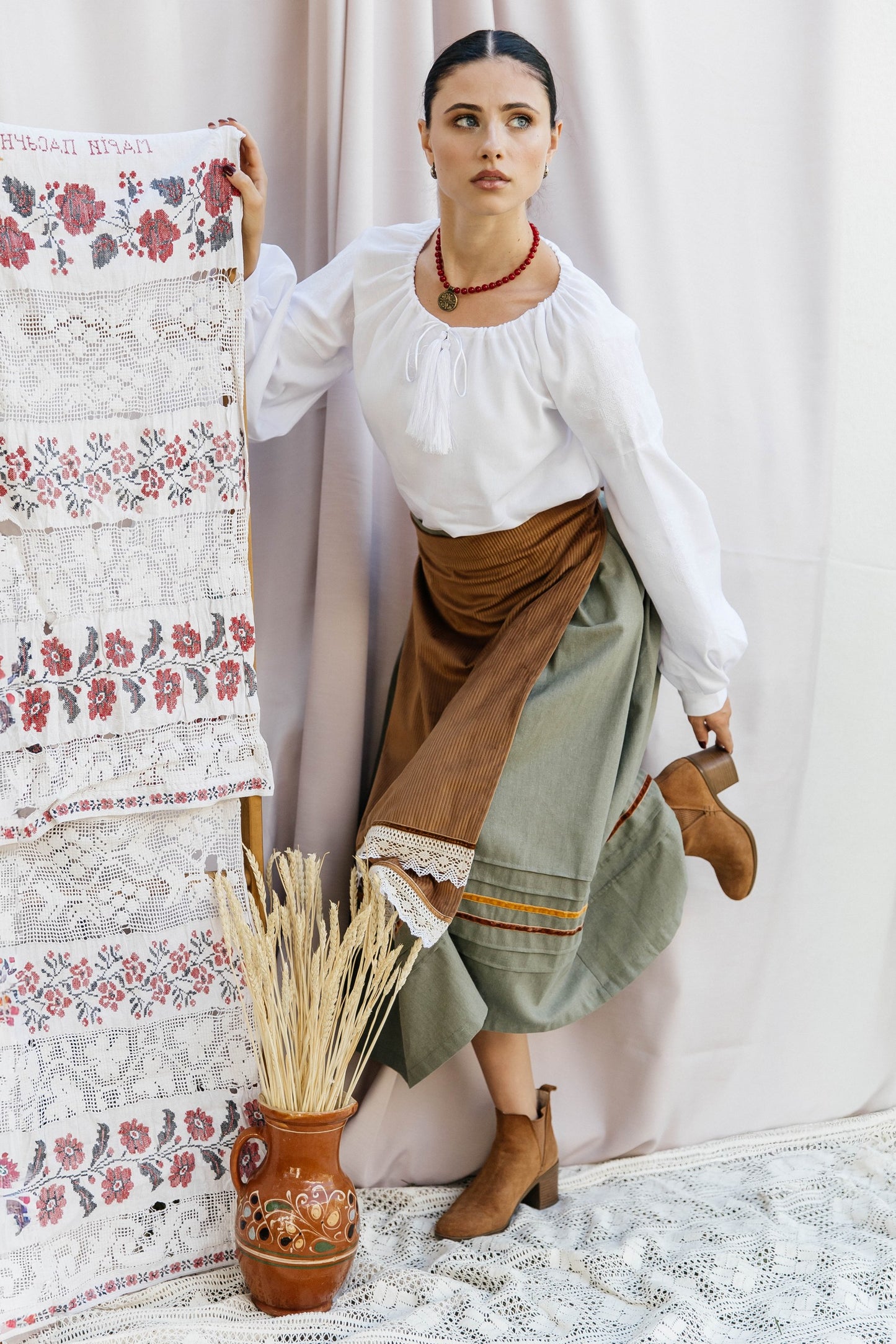 Chestnut Honey Velvet Apron – Mustard Waist Accessory with Cotton Lace and Velvet Ribbons | Goya Concept