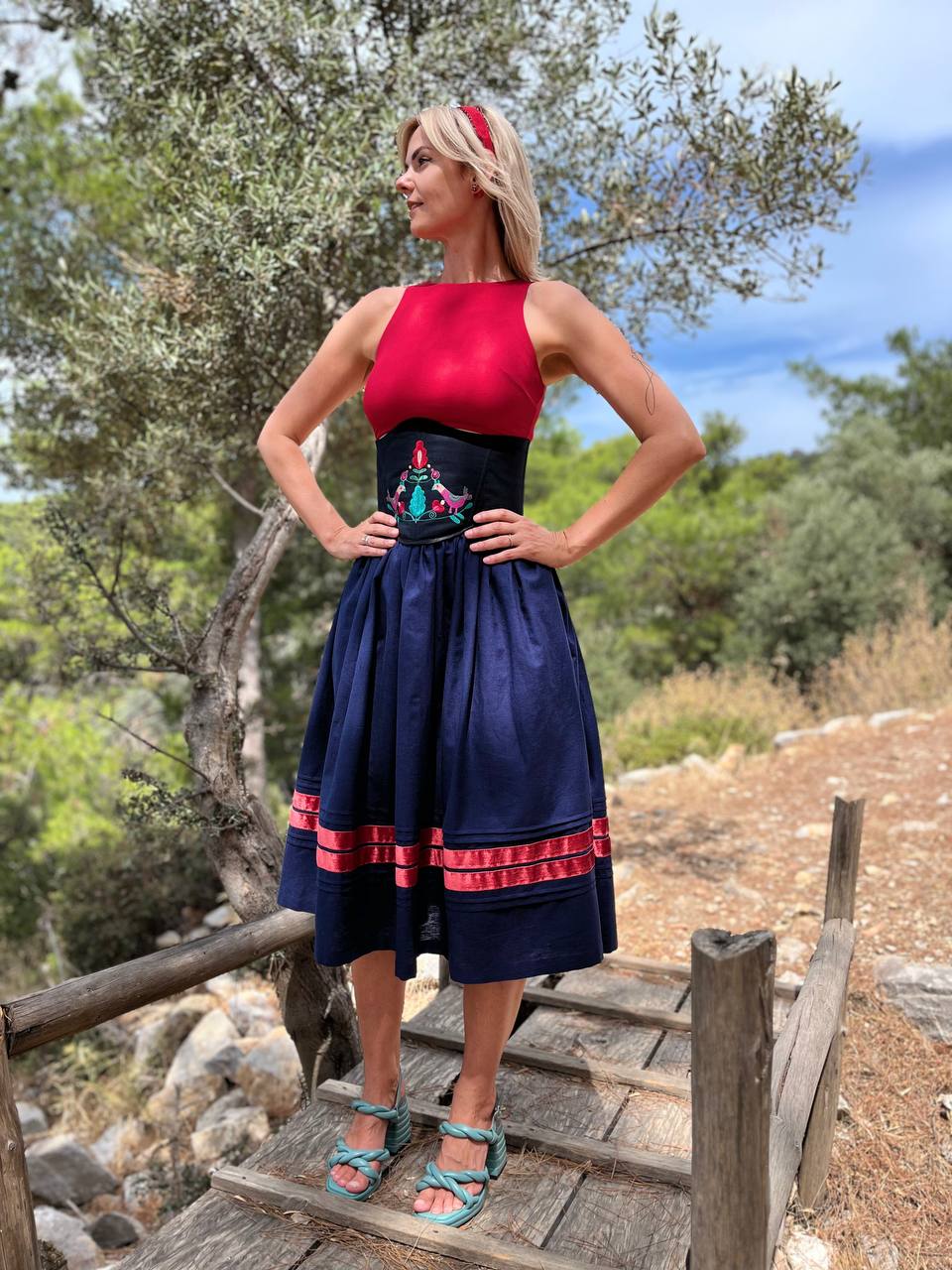 Корсет “Квітка Роду” чорний льон з вишивкою дерева життя