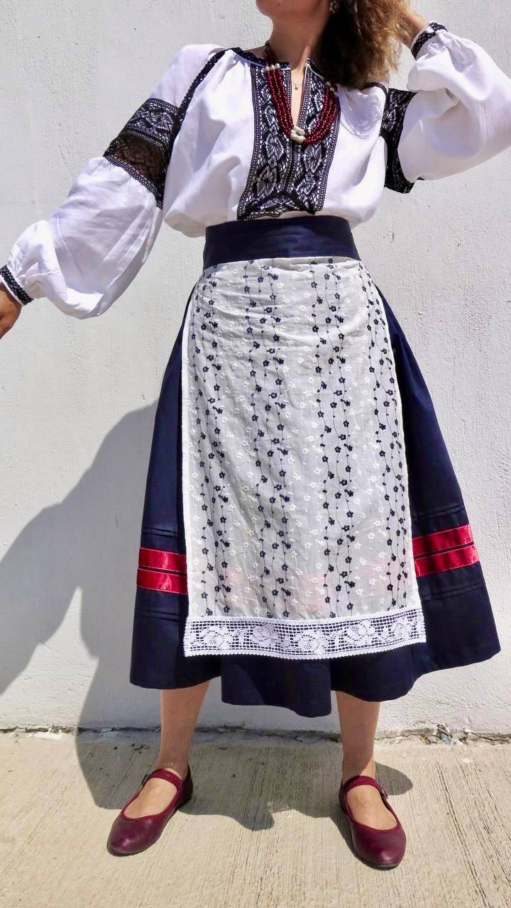 Apron with floral embroidery and lace “Spring”